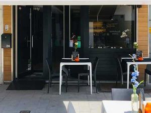 GEZELLIGE BISTRO OVER TE NEMEN OP BUDA-EILAND