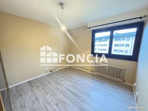 Beau T4 lumineux  rénové  à louer à 1350 euros