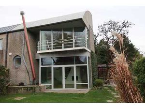 Maison moderne dans un environnement vert