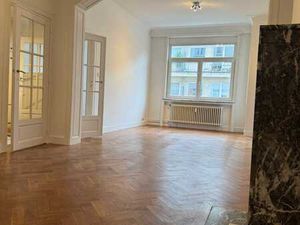 Prox. Chatelain dans bel immeuble 1930 appartement 2ch