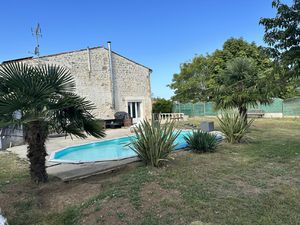 Maison charentaise non mitoyenne -3 Chambres- Terrain 822 m2