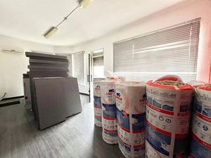 Local commercial avec garage et réserve