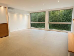 Bureau 37 m² rénové – Très lumineux – RDC – Parking – Fibre incluse