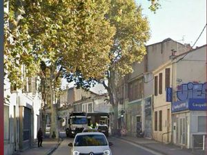 Petite immeuble avec commerce et logement