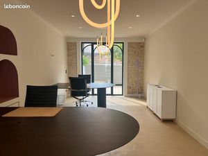 À louer : bureau professionnel privatif de  entièrement meublé et équipé  situé dans un es