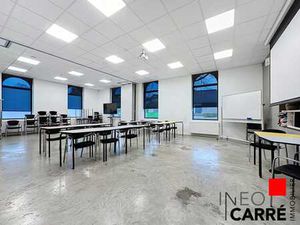 Bureaux avec salle de réunion et gd parking