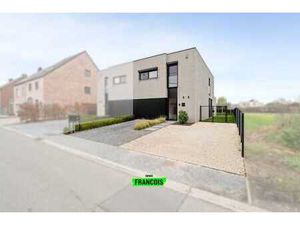 Maison semi-ouverte récente avec équipements modernes à Bav…