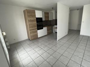 SAVIGNEUX centre - F2 avec balcon