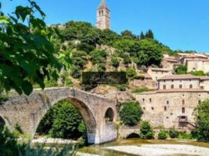MINERVE MAISON EN PIERRES DIVISÉE EN DEUX APPARTEMENTS.