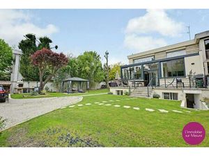 Maison d'architecte avec grand jardin À Vendre