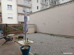 Grand T2 avec grande cour plus place de parking