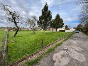 Terrain de 11a38ca comprenant un double garage.