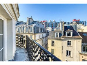Appartement rénové avec balcon filant au coeur du Marais historique