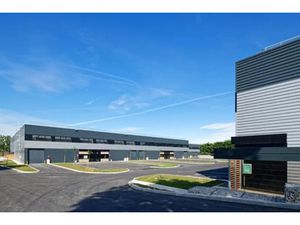 Espace logistique et industriel idéal - 779 m² modulables proposés à la location - Hauteur