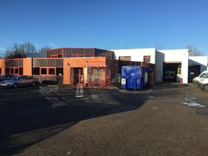 Locaux d'activité à vendre ou à louer à VOISINS LE BRETONNEUX 78960