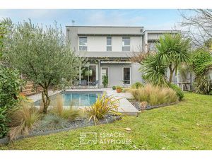 Élégante maison d'architecte avec jardin luxuriant et piscine au coeur du Bouscat