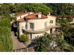 Villa provençale méditerranéenne 330m2 sur 1500 m2 de terrain  idéalement située