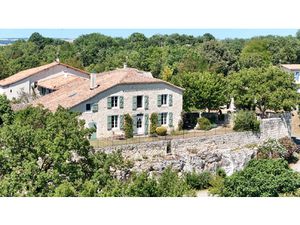 Bastide en pierre perchée  vue sur les Pyrénées