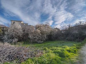 Terrain à bâtir à proximité du centre et de la fondation Luma