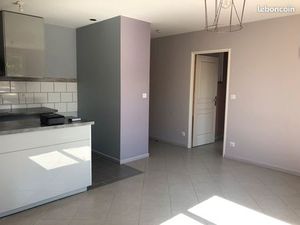 Appartement T2 + une place de stationnement centre ville de St Maximin