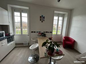 Rand et beau studio mezzanine meublé à louer à l'année