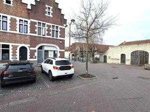 Maison mitoyenne...sur la Place à Perk...