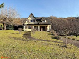 Belle maison indépendante avec grand terrain.