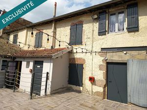 Situé au centre du village  idéal pour créer des logements pour du locatif ou installer un