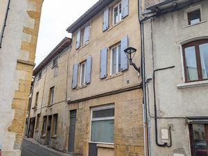 Maison de ville dans le centre de Sain Bel  proche commerces