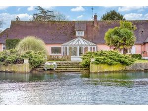 Propriété de caractère avec étang privatif