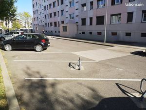 Place de parking extérieur privée avec arceau de protection