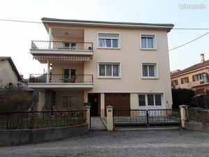 T2 avec terrasse en RDJ 715 eau elec chauff inc