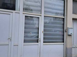 Rez-de-chaussée commercial à vendre.