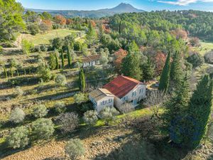 Propriété de charme en pleine campagne avec piscine à Barjols