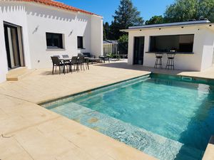 Villa moderne avec prairie