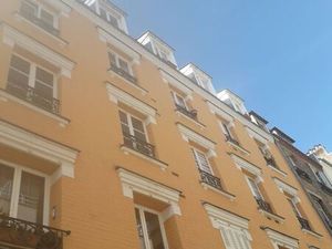 Studio à vendre vue jardin au 4ème et dernier étage  dans bel immeuble ancien en briques  