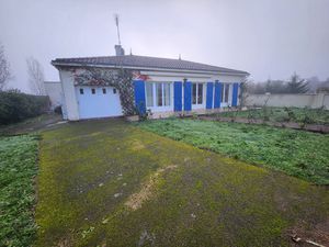 Maison avec beau terrain arboré. Possibilité de diviser le t