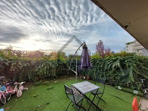 TROIS PIECES VIDE DE 79 M² AVEC JARDIN FACE AU LAC