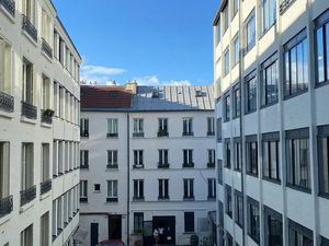 Calme et lumineux sur grande cour