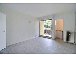 Studio rénové avec balcon - Quartier Hôpitaux-Facultés