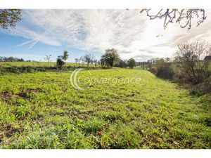 Belle parcelle constructible de 1 620 m2 située à Saint Auve