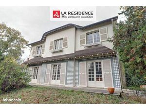 Maison 11 pièces 245 m²