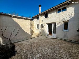 Maison de bourg avec cours