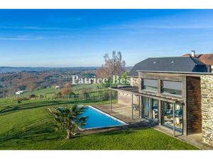 Sur les hauteurs de Brive-la-Gaillarde  sans vis-à-vis  une ancienne grange entièrement...