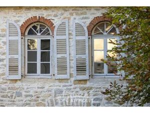 Propriété en pierre dans son parc arboré