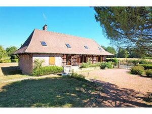 Magnifique propriété au calme avec plus de 45000m2 de terrain!