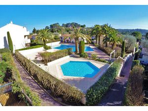 Dans domaine sécurisé avec gardien et piscine