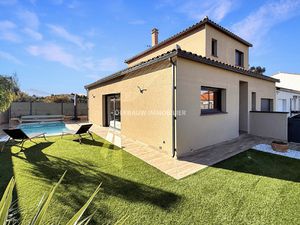 Maison 3 faces récente avec piscine et garage