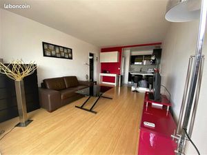 T2 47m² meublé lumineux balcon vue dégagée sur jardin en étage élevé bien équipé proche mé