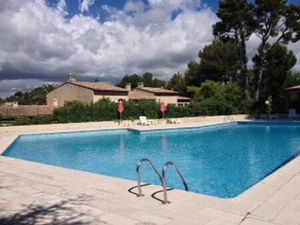 Chambre meublé avec accès piscine et terrain de tennis